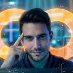 persona pensativa con el logo de Google Colab Learn Mode